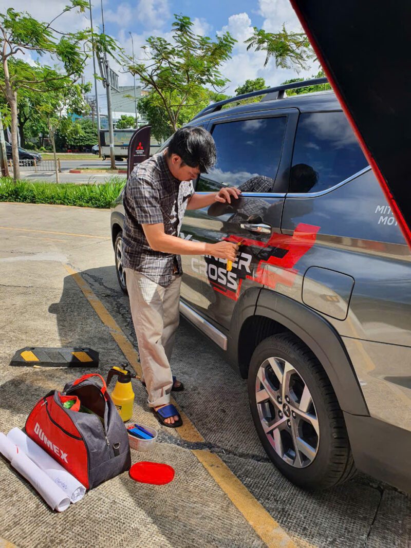 Thực hiện dán decal lên xe