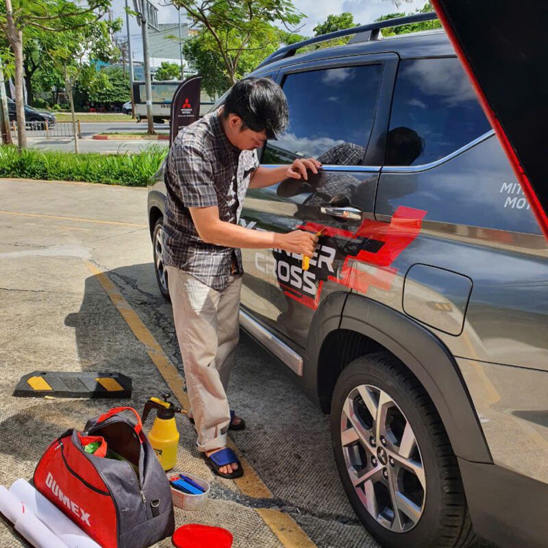 Thực hiện dán decal lên xe