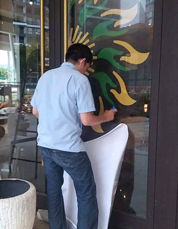 in decal lưới thi công dán