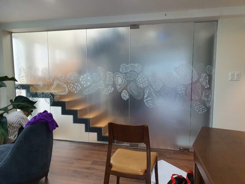 in decal mờ hoa văn trắng
