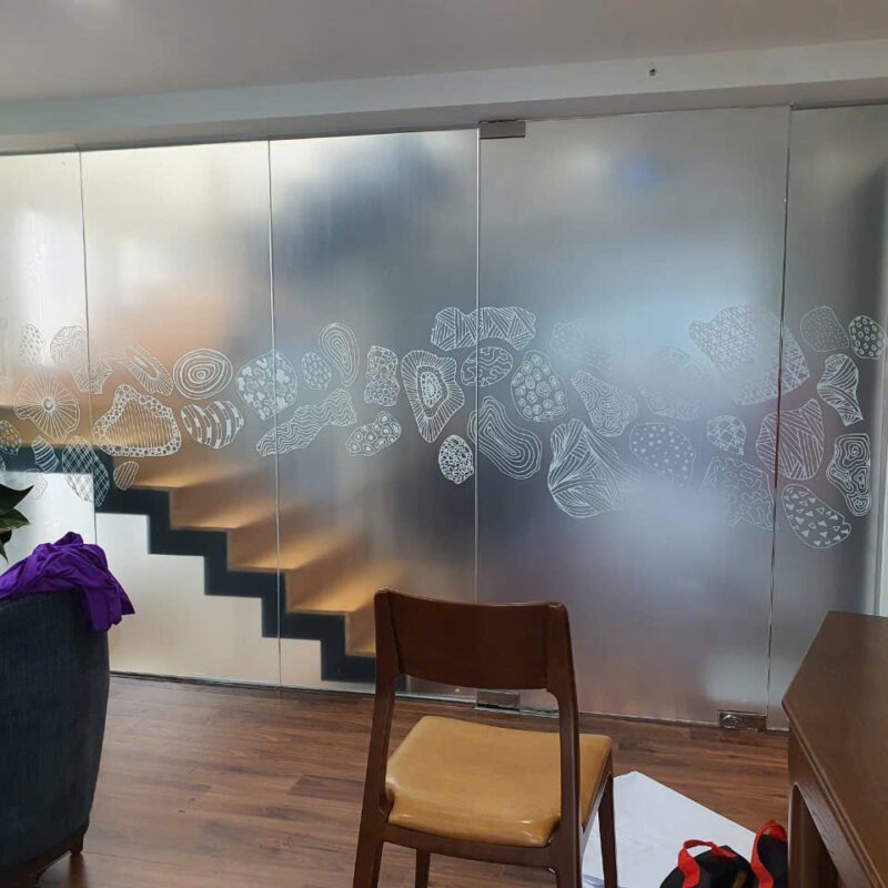 in decal mờ hoa văn trắng